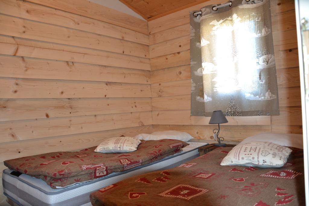 Camping La Mare Aux Fees Hotel Roquefeuil Ngoại thất bức ảnh