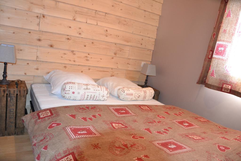 Camping La Mare Aux Fees Hotel Roquefeuil Ngoại thất bức ảnh